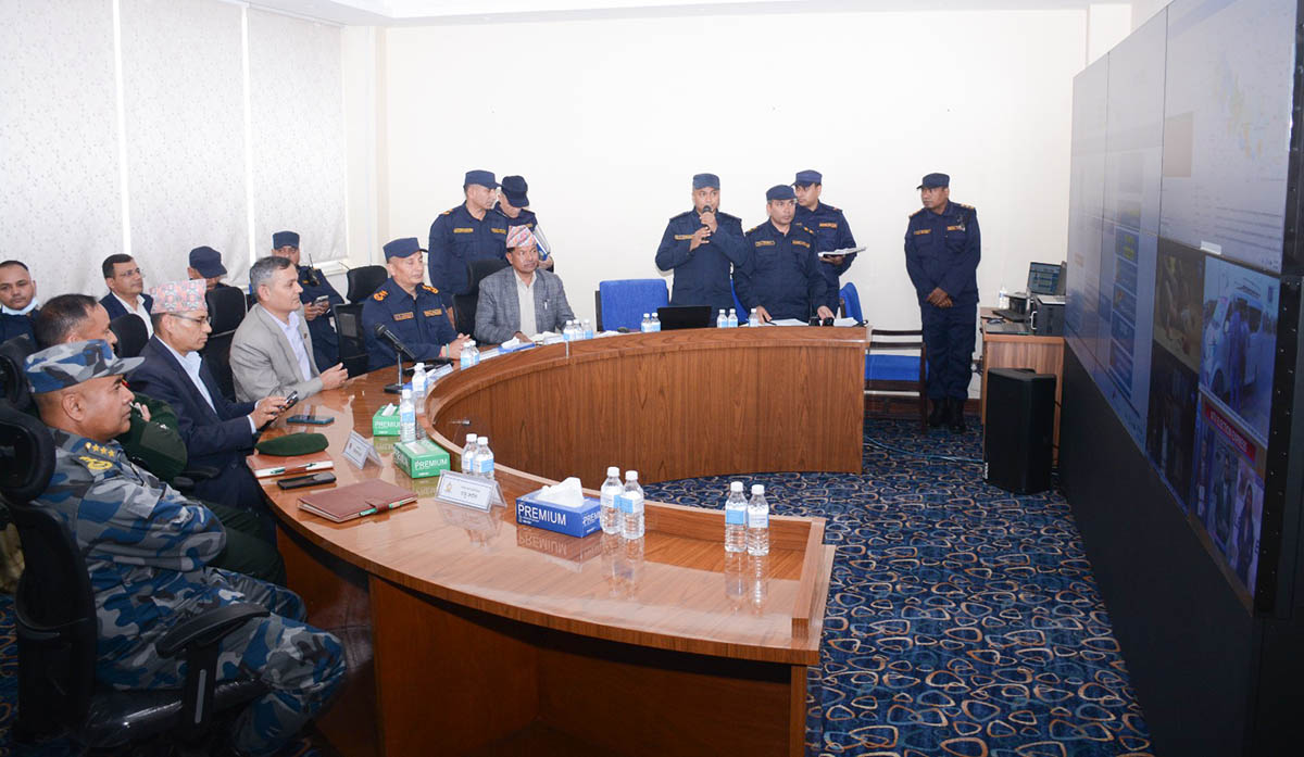 गृहमन्त्रीद्वारा प्रहरी मुख्यालयमा निर्वाचन सूचना प्रणालीको निरीक्षण