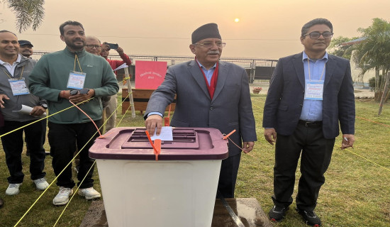 चितवनमा मतदान सुरु, प्रचण्डद्वारा मतदान