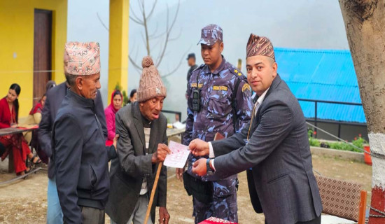 निर्वाचन आयुक्त सगुन शम्शेर जबराद्वारा मतदान