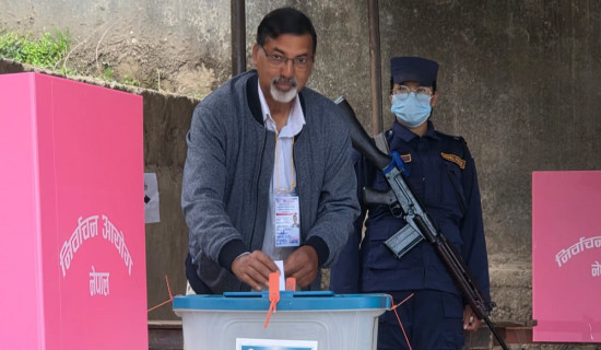 उम्मेदवार जनार्दन शर्माद्वारा मतदान