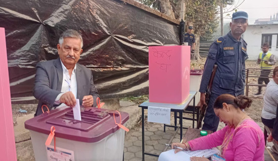 सुरेन्द्र पाण्डेले भण्डारा अस्पताल केन्द्रबाट मतदान गर्नुभयो