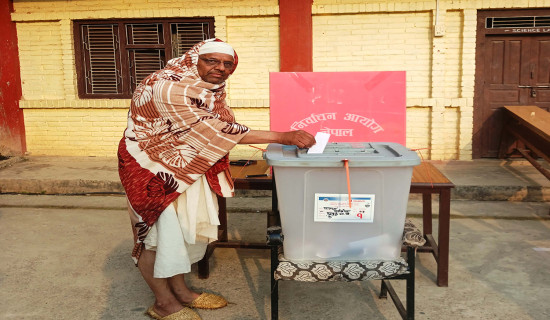 किरिया बस्नुभएका उम्मेदवार आचार्यले गर्नुभयो मतदान