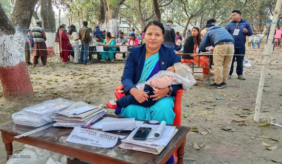 ‘छ महिनाकी छोरी काखमा बोकेर मतदान अधिकृतको जिम्मेवारी निर्वाह’