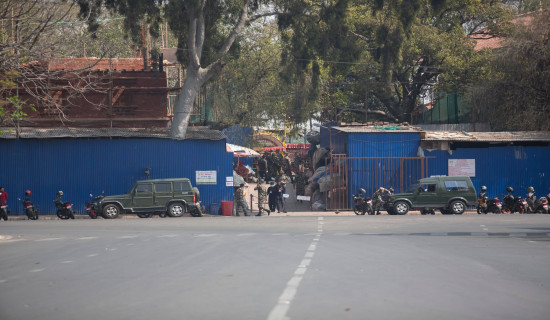 भद्रकाली मतदान केन्द्रमा मतदान गर्दै नेपाली सेना