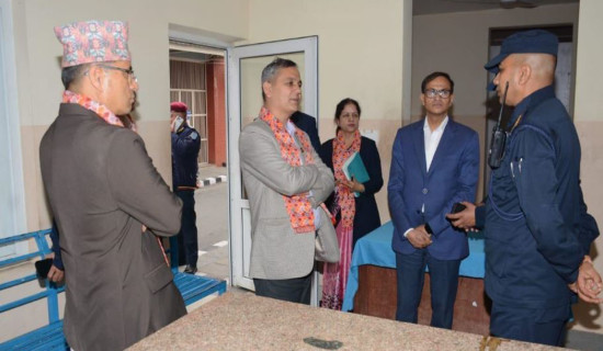 गृहमन्त्री अर्यालद्वारा काठमाडौँ प्रहरी परिसरको अनुगमन