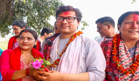 मतदातालाई धन्यवाद दिँदै घरदैलोमा सांसद