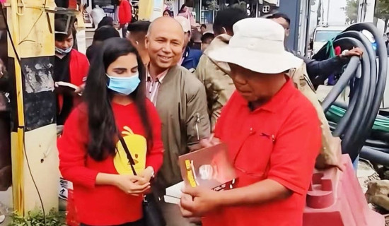 चुनाव जितेपछि उत्सव नगरी किताब बिक्री गर्दै महावीर पुन