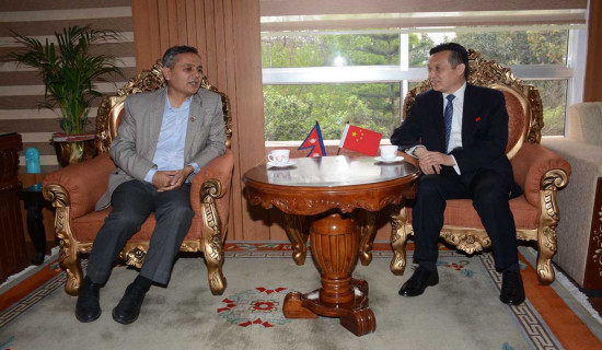 गृहमन्त्री अर्याल र नेपालका लागि चिनियाँ राजदूत चाङ बिच शिष्टाचार भेट