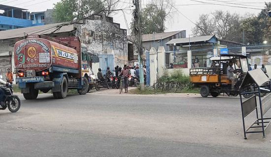 सामाजिक सञ्जालको हल्लाले पेट्रोल पम्पमा  भिड