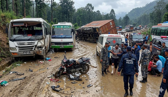 दाउन्नेमा भारतीय कन्टेनरको ठक्करबाट नौ जना घाइते