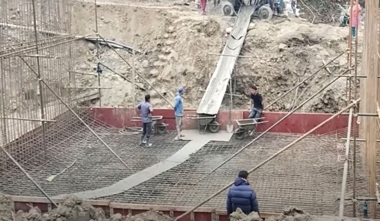 बजेट अभावमा रोकियो पुल निर्माण