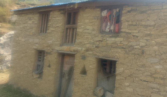 गरिबीका कारण बाजुराका अघिकांश घरमा ताला