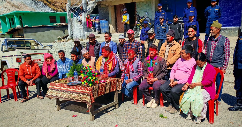 निर्वाचित सांसद भण्डारी घरदैलोमा जनताको समस्या सुन्दै