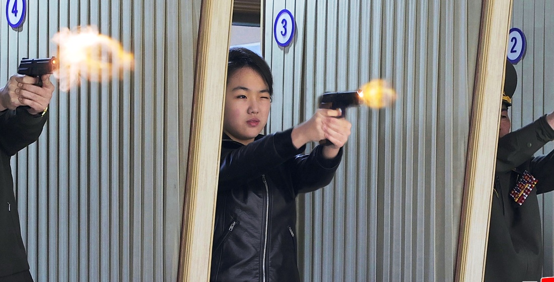 किम र छोरीबाट नयाँ पेस्तोल परीक्षण