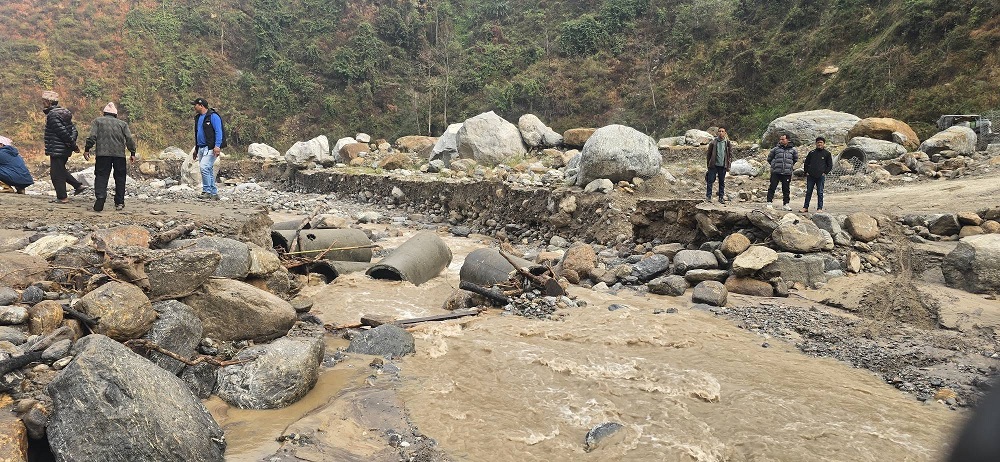बाढीले फेमे खोलाको डाइभर्सन बगायो, यातायात अवरुद्ध
