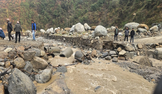 बाढीले फेमे खोलाको डाइभर्सन बगायो, यातायात अवरुद्ध