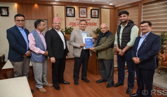 विपन्न नागरिकका घरको फेरियो छानो