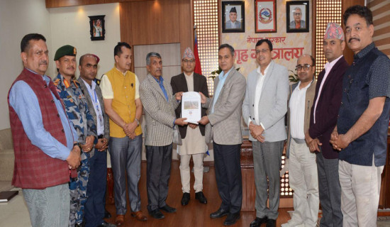 गृहमन्त्रीसमक्ष धादिङ बस दुर्घटना छानबिन कार्यदलको प्रतिवेदन पेस