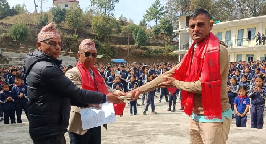 सैनिक कर्मचारीद्वारा विद्यालयमा अध्यक्ष कोष स्थापना