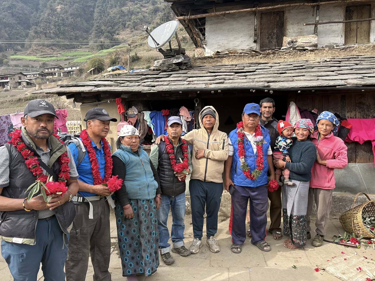 मतदाता भेट्न गुर्जा पुग्नुभयो महावीर पुन