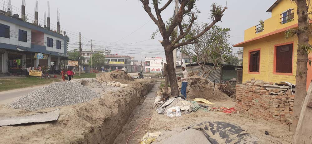 बिचबाट ढल निर्माण गर्दा बिग्रिँदै सडक