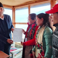 जीर्ण काठेपुलमाथि गाडी गुडाउँदा दुर्घटनाको डर