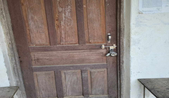 परीक्षा फारम विवादले मावि कुपहीमा तालाबन्दी