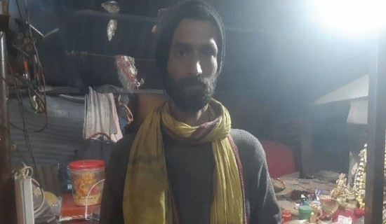 पैदल यात्री भारतीय युवा पर्वतको गुप्तेश्वर गुफामा