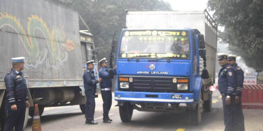 पृथ्वी राजमार्गमा ‘ओभर लोड’ बोक्ने सवारी चालक कारबाहीमा