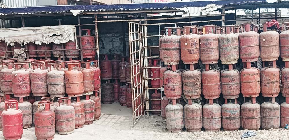 श्रीराम ग्यास उद्योगको गोदाममा छ हजार सिलिन्डर लुकाएको भेटियो