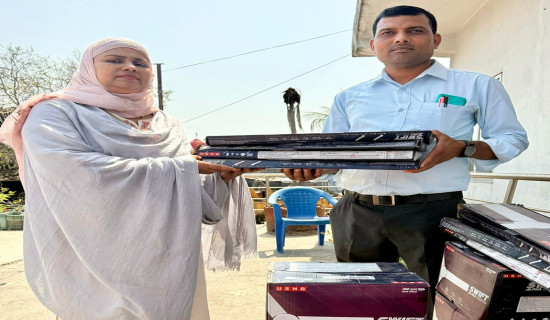 विद्यार्थीलाई गर्मी छल्न पङ्खा वितरण