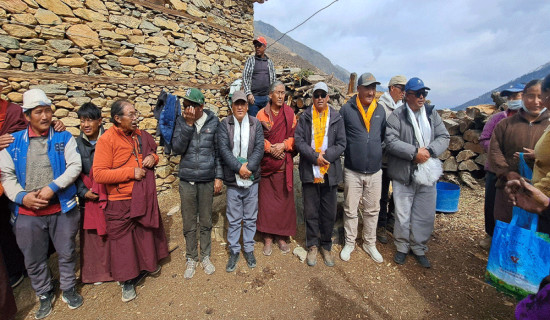 निर्वाचित भएपछि मतदाता भेट्दै रोकाया