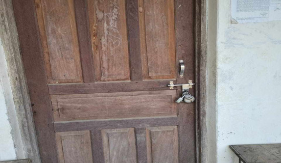 छ दिनदेखि मावि कुपहीमा तालाबन्दी