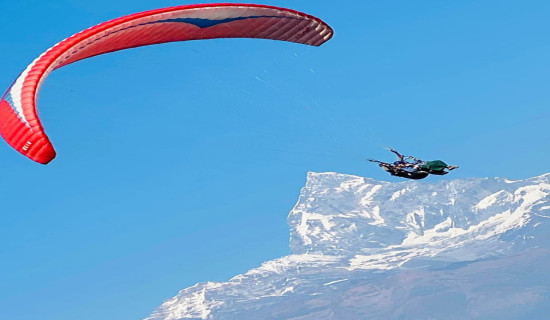 प्याराग्लाइडिङको जादू: तल ताल, माथि हिमाल