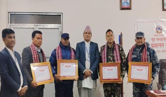 निर्वाचनमा भूमिका निर्वाह गर्ने सुरक्षा अधिकारी सम्मानित