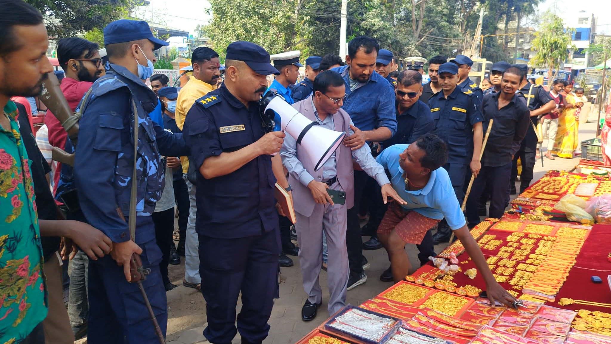 सडक फुटपाथ खाली गराउन अभियान सञ्चालन