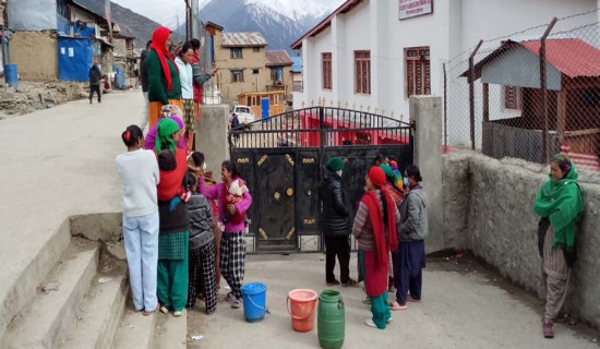 पानी माग्दै प्रशासन घेराउ