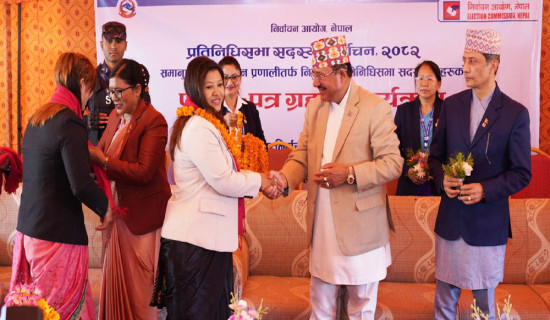 आयोगद्वारा समानुपातिकतर्फ निर्वाचित सांसदहरुलाई प्रमाणपत्र वितरण