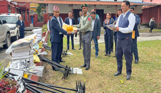 सुरक्षाकर्मीलाई डढेलो नियन्त्रण सामग्री हस्तान्तरण