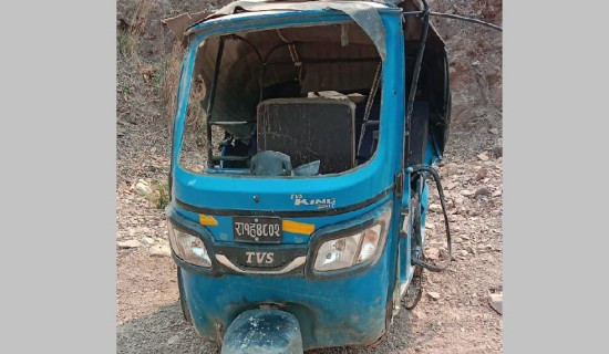 अटो दुर्घटनामा तीन जना घाइते