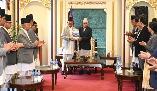 राष्ट्रपति पौडेलसमक्ष निर्वाचन प्रतिवेदन २०८२ पेस