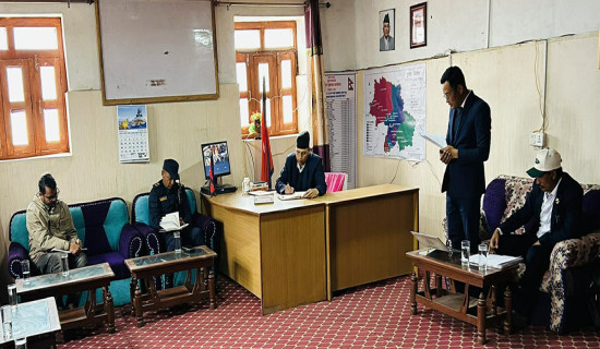 बीस हजार विद्यार्थीको नेत्र परीक्षण गर्दै