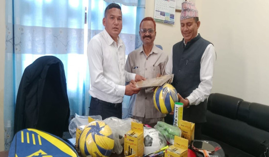 बालसुधार गृहका बालकलाई खेलकुद सामग्री