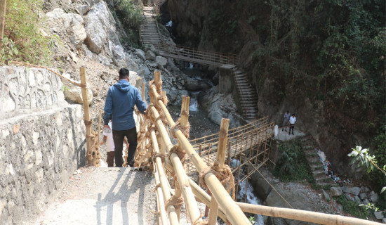 नमस्ते झरनामा पर्यटक घट्यो