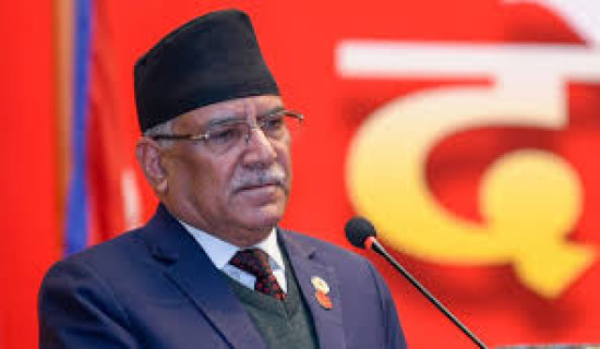 संयोजक दाहाललाई प्रतिवेदन हस्तान्तरण