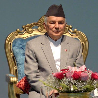 मौसम खुलेपछि किसान धान काट्न खेतमा