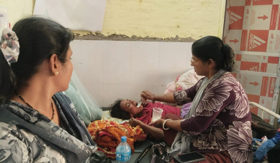 वेसहारा लिलाको उपचारमा जुटे महिला अधिकारकर्मी