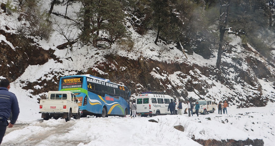 भारी हिमपातका कारण मध्यपहाडी लोकमार्ग अवरुद्ध