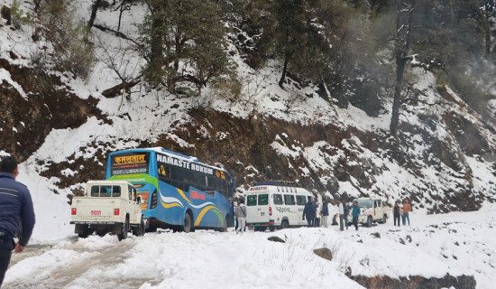 भारी हिमपातका कारण मध्यपहाडी लोकमार्ग अवरुद्ध