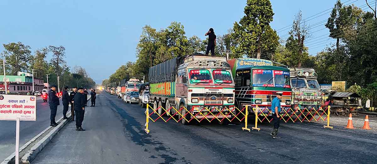दाउन्नेको अवरोधले पश्चिम जाने सवारी साधन कावासोतीमै रोकिए